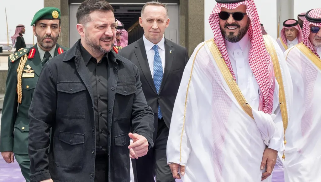 ولي العهد السعودي يلتقي الرئيس الأوكراني في جدة (فيديو)