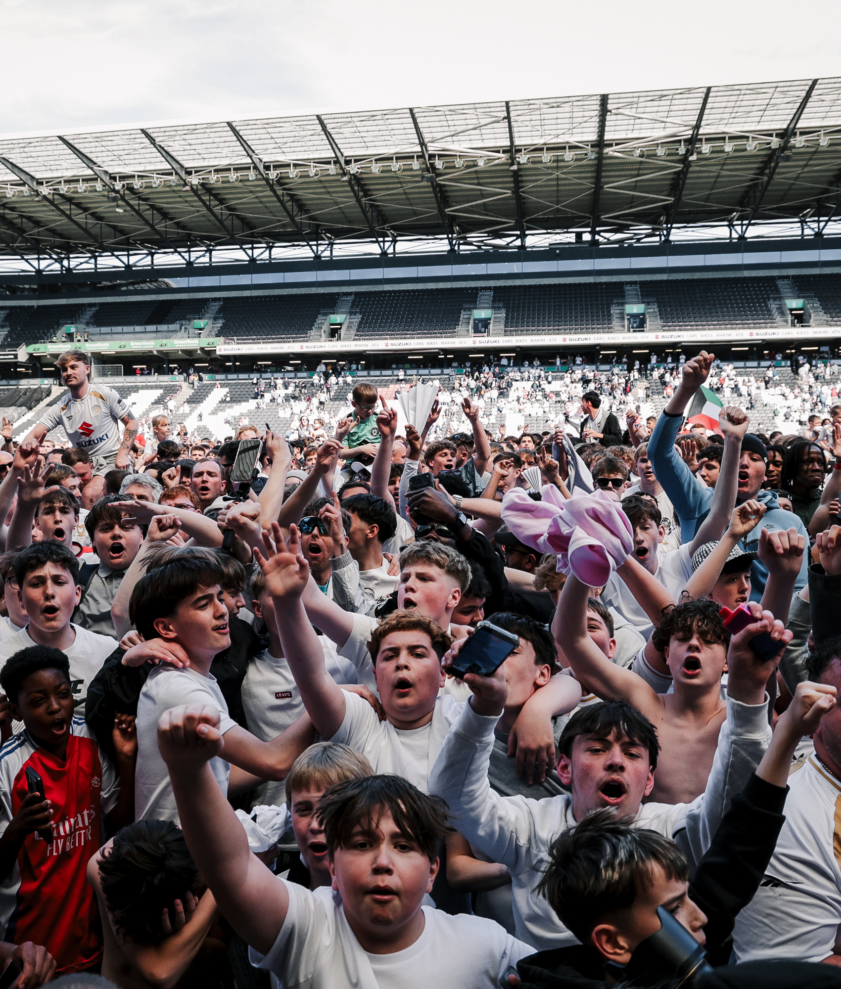 ميلتون كينز دونز يحتفل بالصعود إلى الدرجة الأولى. (وكالات)