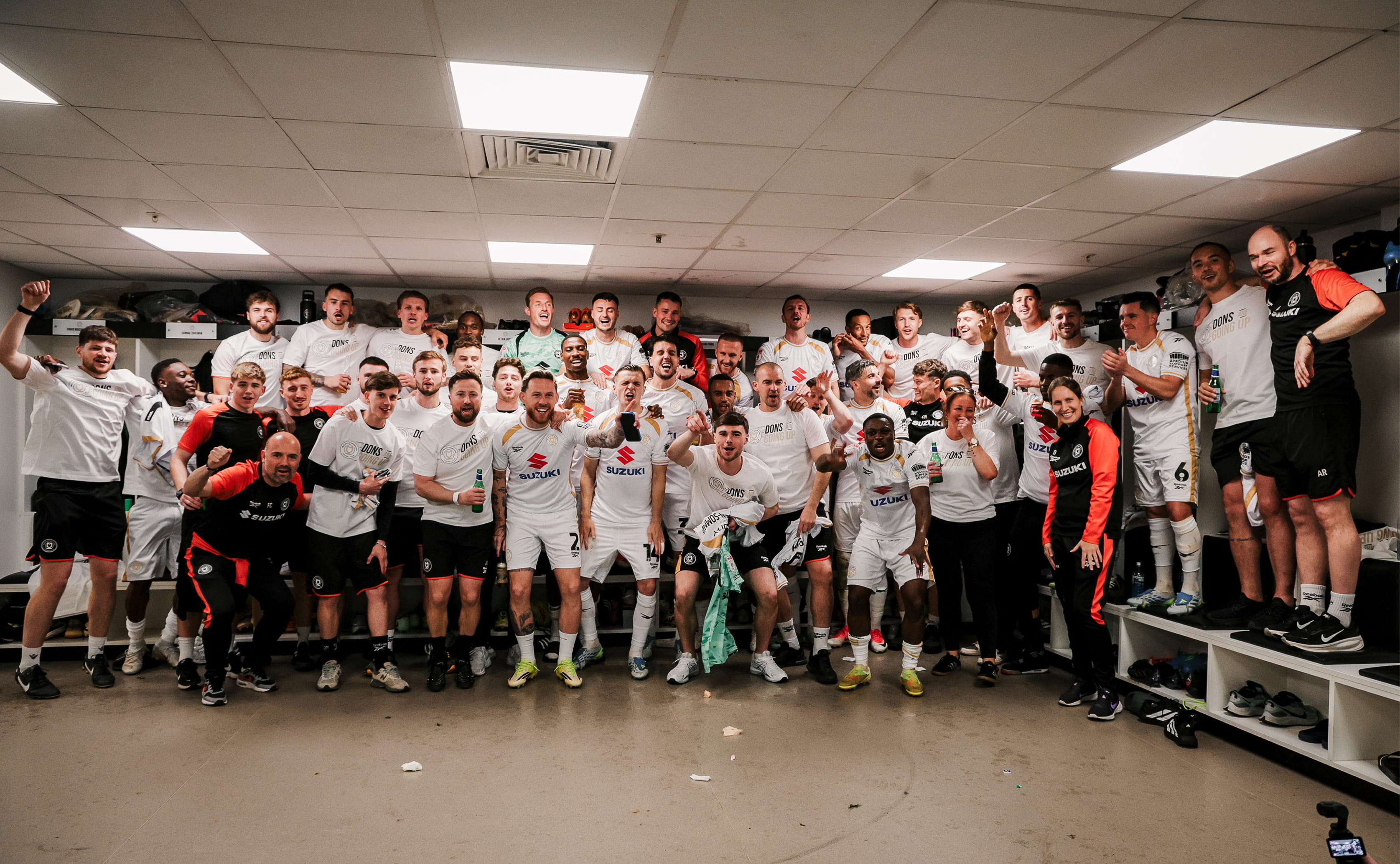 ميلتون كينز دونز يحتفل بالصعود إلى الدرجة الأولى. (وكالات)