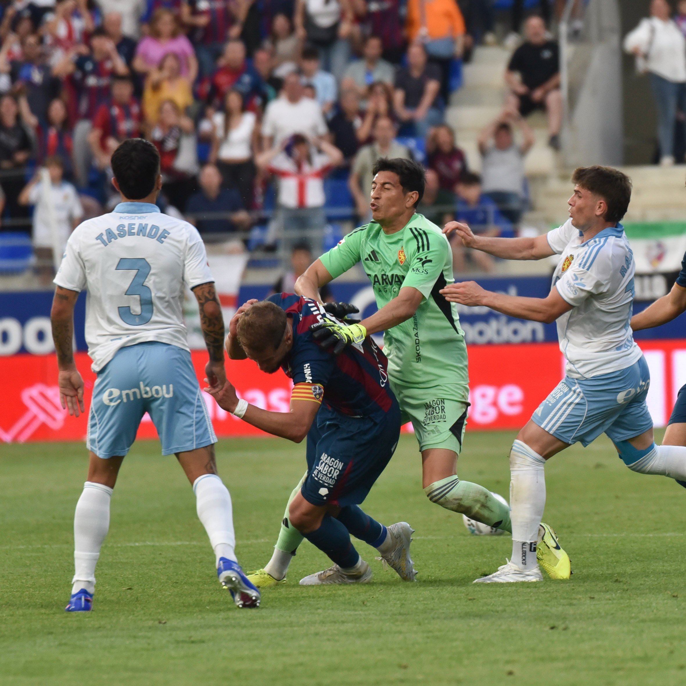 حارس مرمى نادي ريال سرقسطة إستيبان أندرادا يعتدي على لاعب هويسكا. (وكالات)