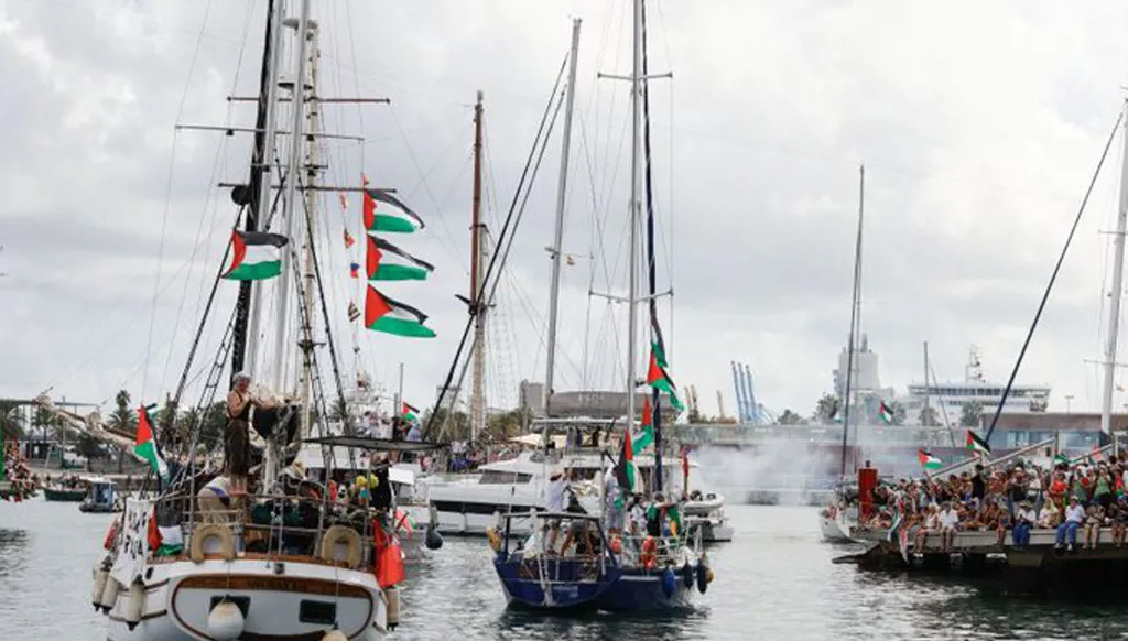 البحرية الإسرائيلية تسيطر على بعض سفن أسطول الصمود المتجه إلى غزة (فيديو)