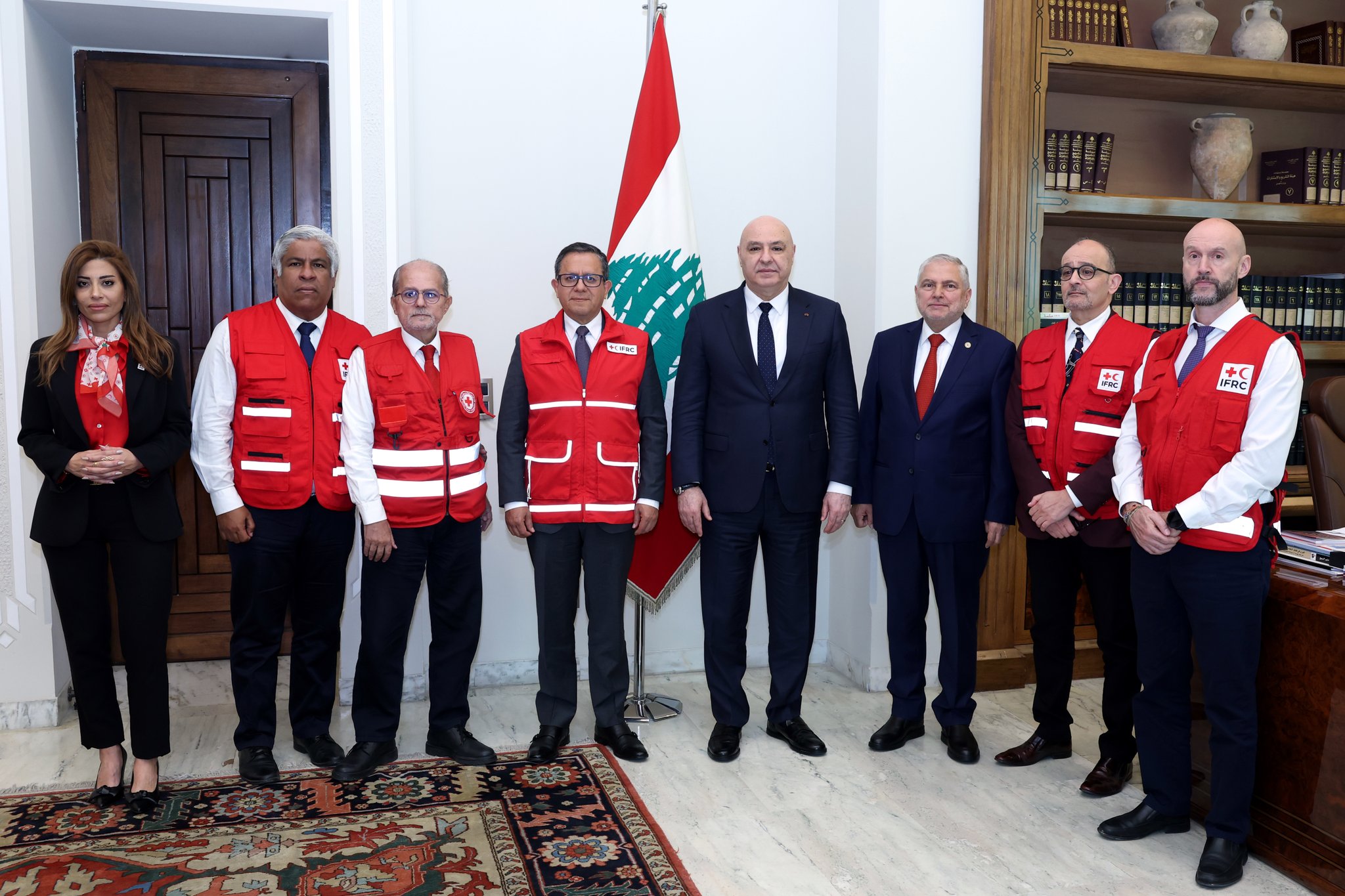 الرئيس عون ملتقياً وفد الاتحاد الدولي لجمعيات الصليب الأحمر والهلال الأحمر. (رسمي)
