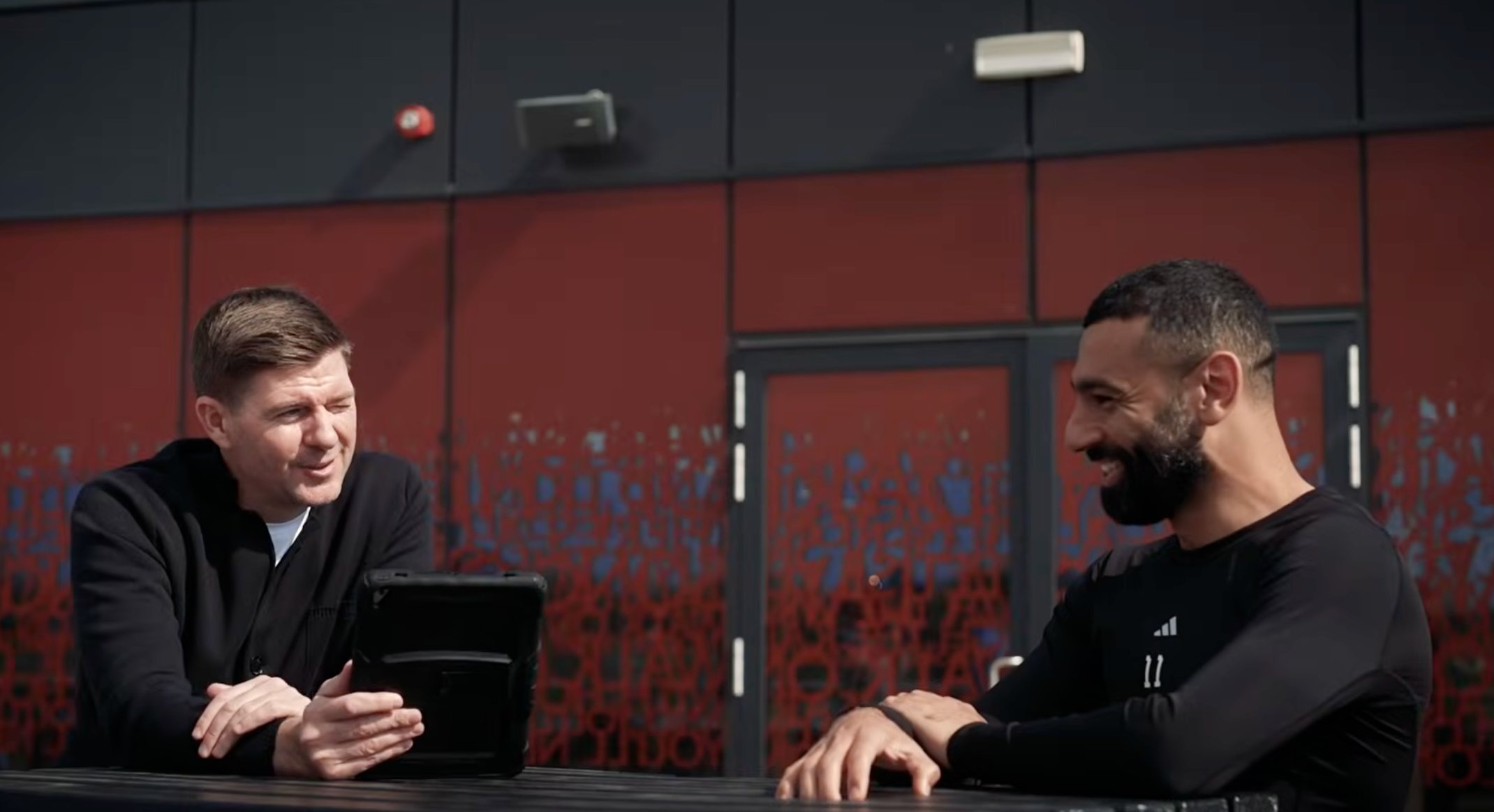 محمد صلاح مع ستيفن جيرارد. (وكالات)