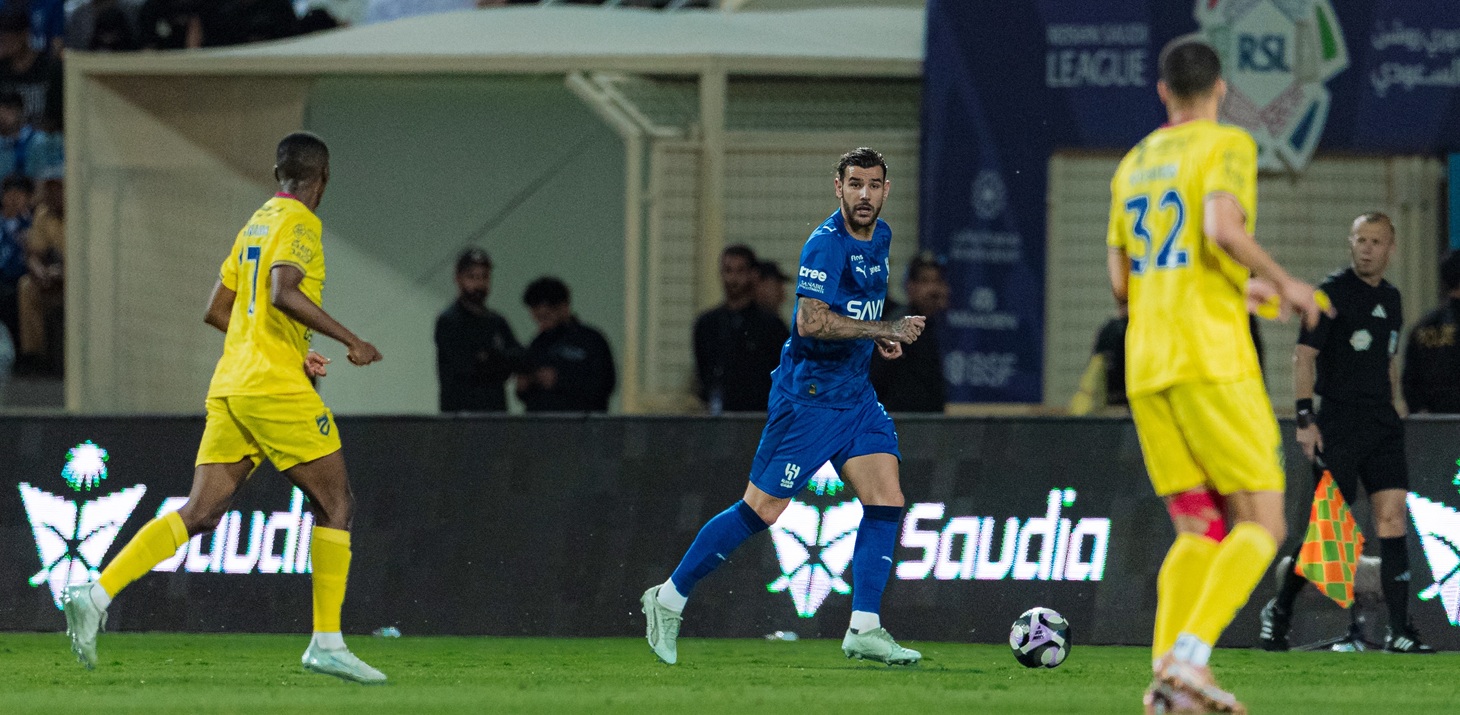 من مباراة الهلال والحزم في الدوري السعودي. (وكالات)