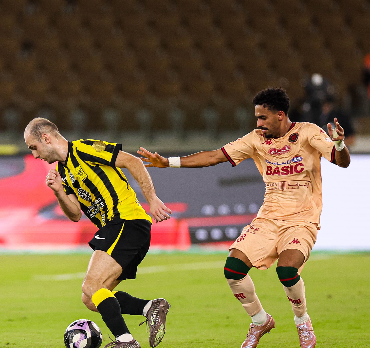 من مباراة الاتحاد والخلود. (وكالات)