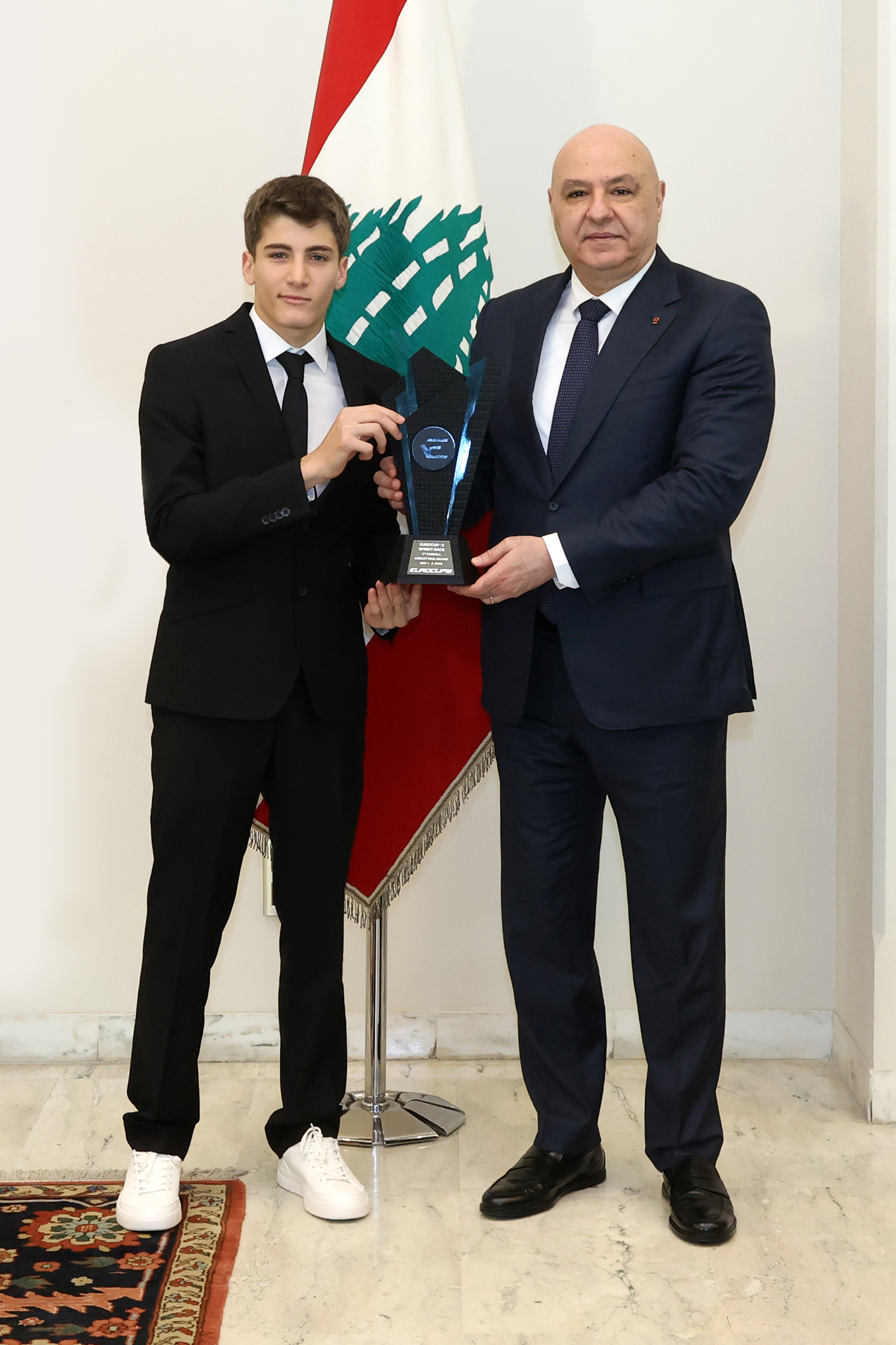 الرئيس اللبناني جوزف عون مع السائق الشاب كريستوفر فغالي. (إكس)