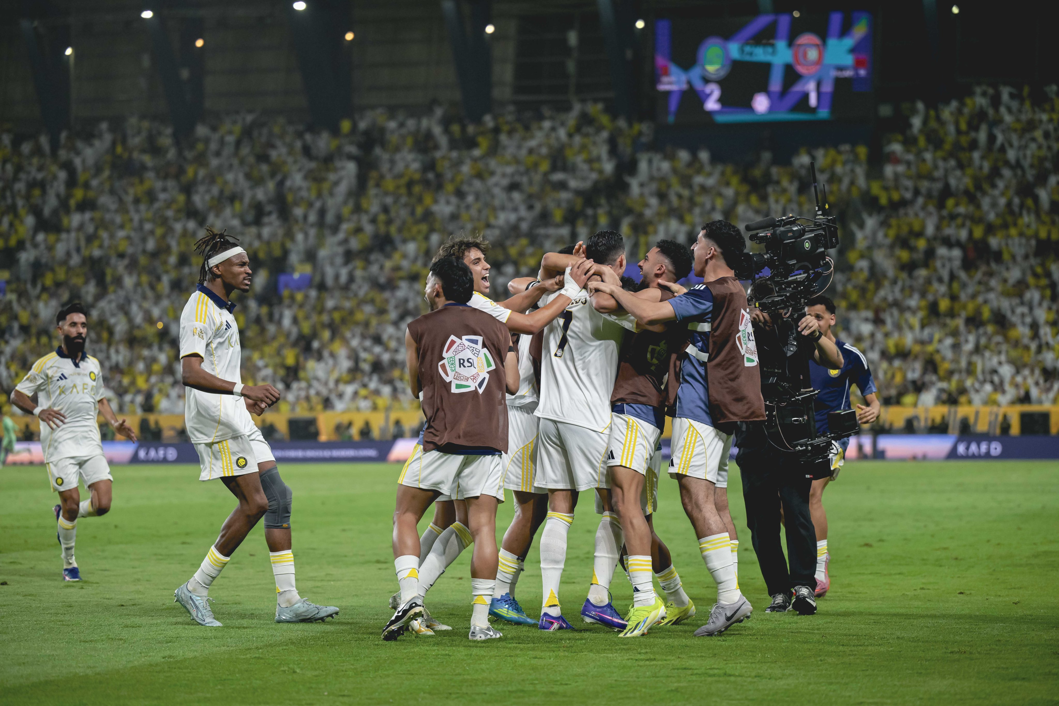 فرحة لاعبي النصر بالفوز. (وكالات)