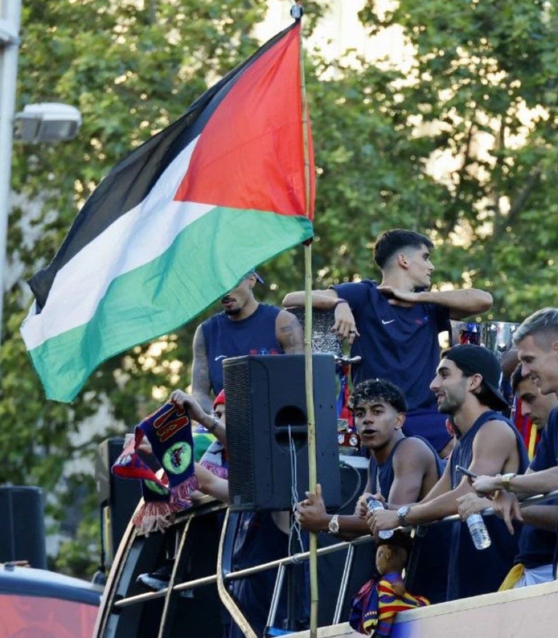 لامين يامال رافعاً العلم الفلسطيني. (وكالات)