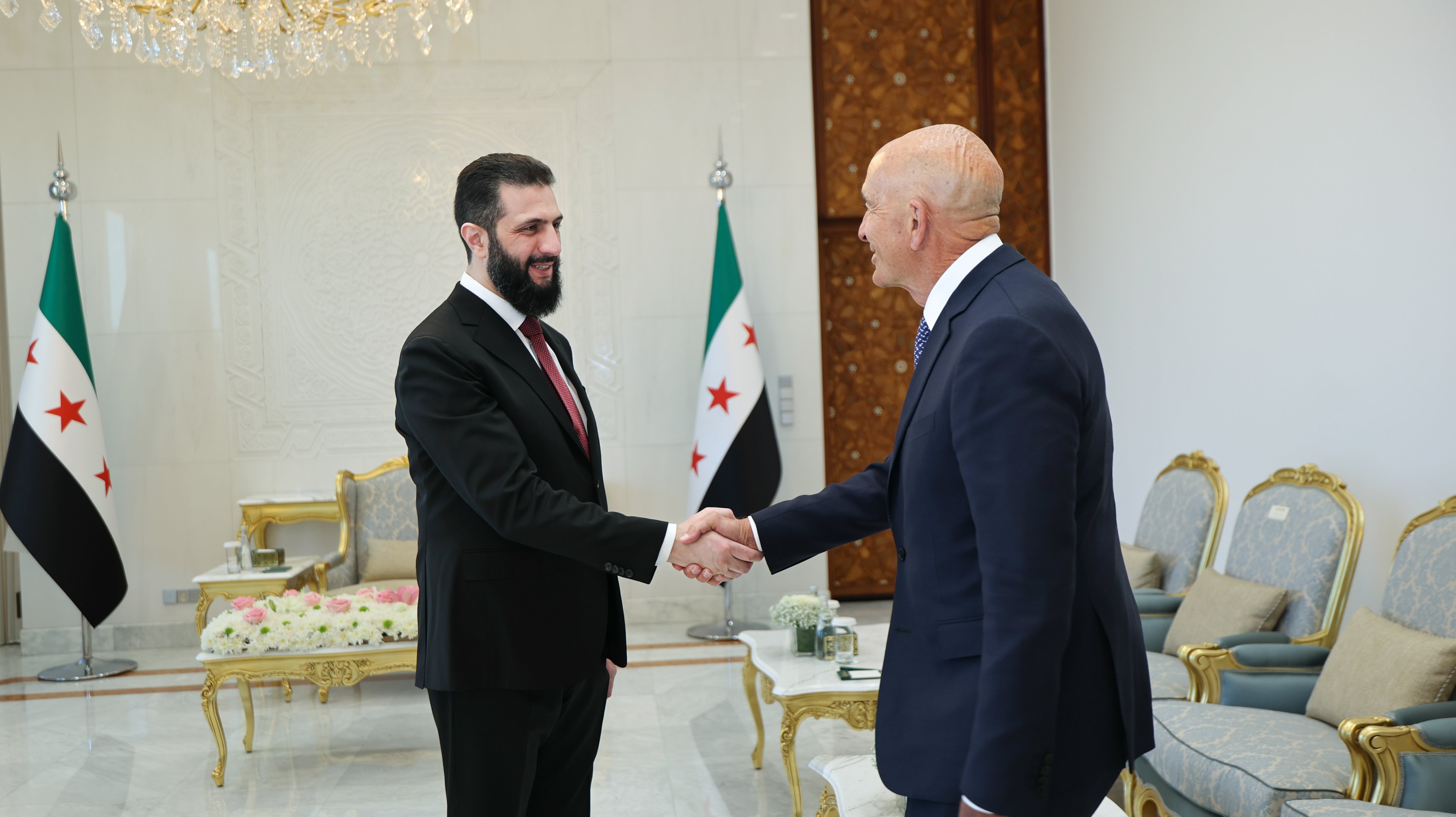 المبعوث الأميركي الخاص إلى سوريا توم براك (يمين) والرئيس السوري أحمد الشرع (سانا)