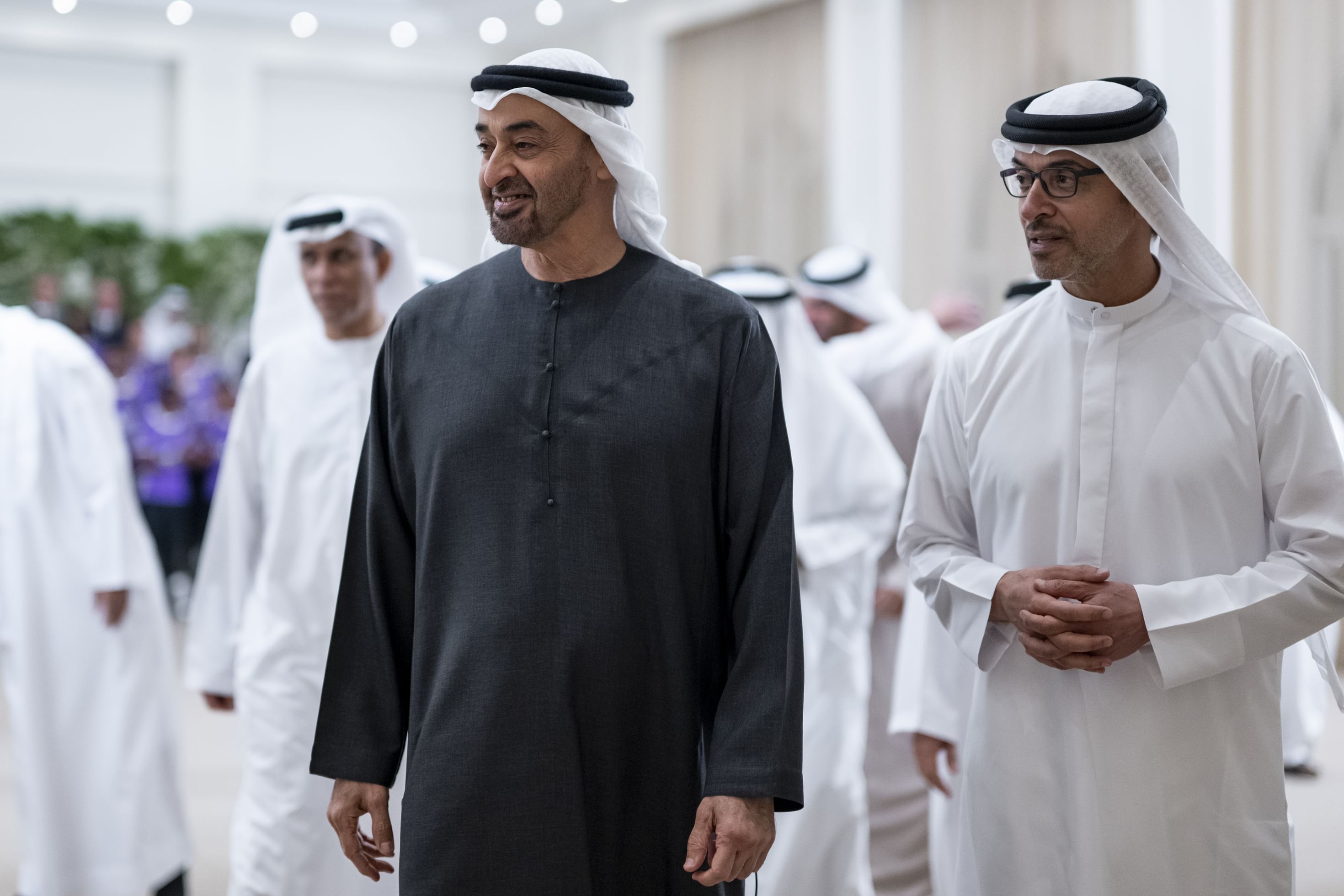 رئيس دولة الإمارات محمد بن زايد آل نهيان يستقبل فريق العين. (وكالات)