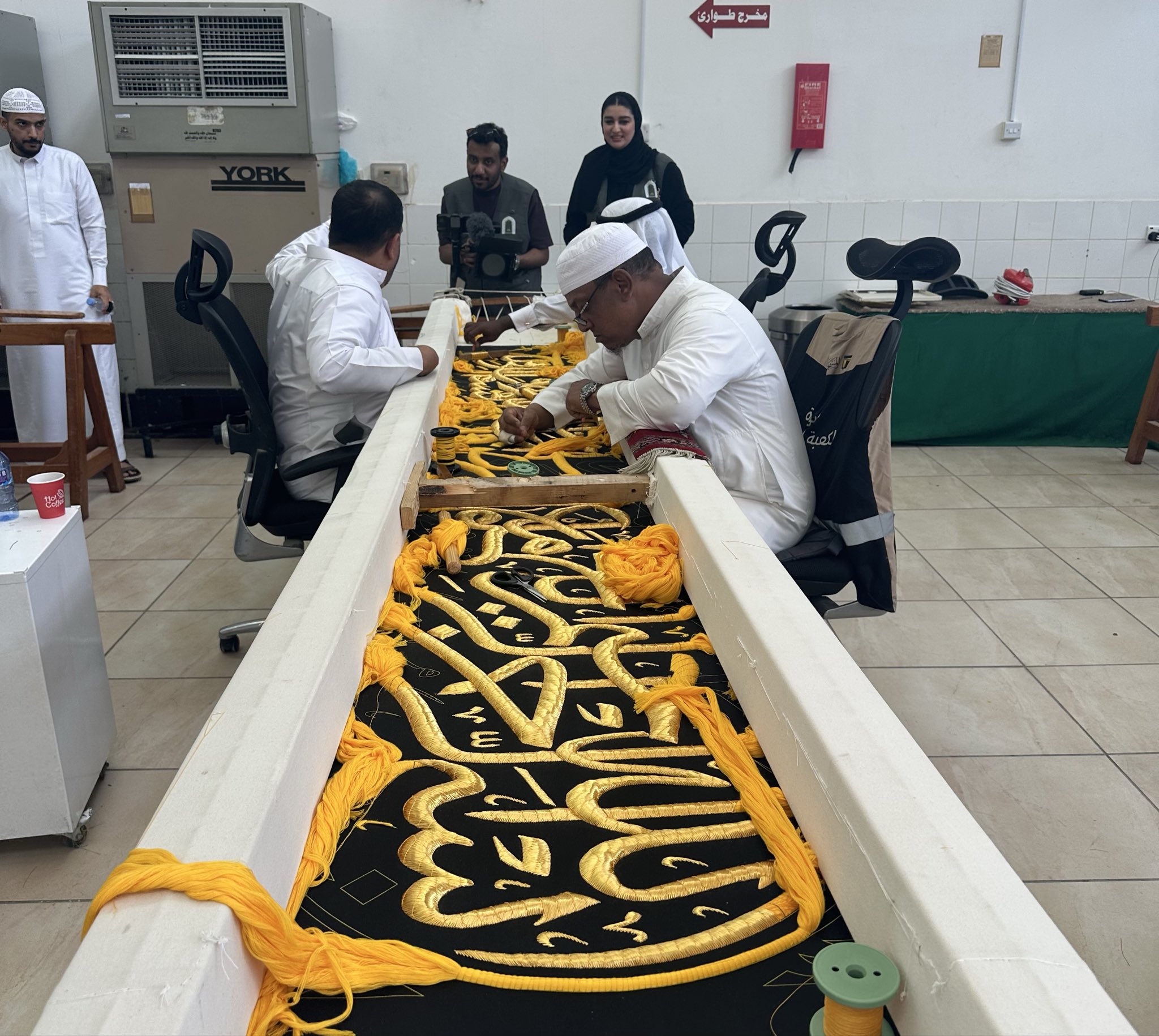 ضيوف برنامج خادم الحرمين الشريفين يزورون مجمع الملك عبدالعزيز لكسوة الكعبة في مكة المكرمة (إكس).