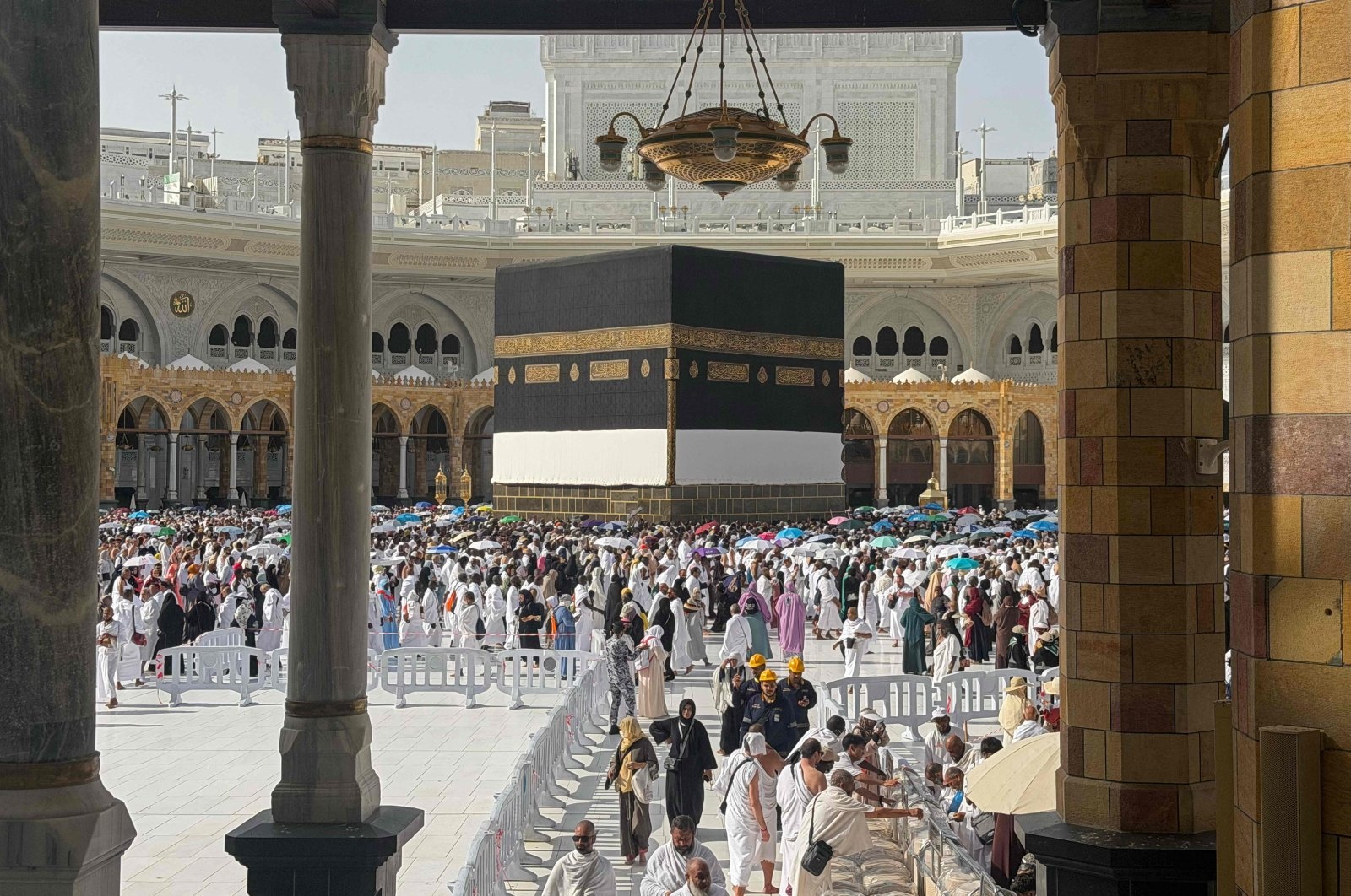 حجاج يصطفون للصلاة حول الكعبة في المسجد الحرام بمكة المكرمة، 22 مايو 2026. (فرانس برس)