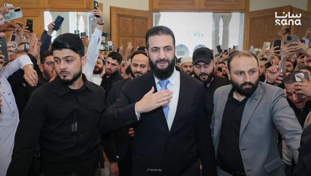 الشرع يؤدي صلاة عيد الأضحى في جامع عبد الله بن عباس بمحافظة حلب (صور وفيديو)