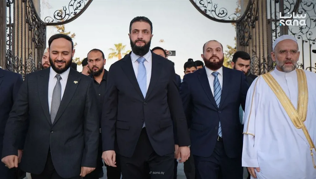 لحظة وصول الرئيس السوري إلى جامع عبد الله بن عباس في مدينة حلب لأداء صلاة عيد الأضحى (سانا).