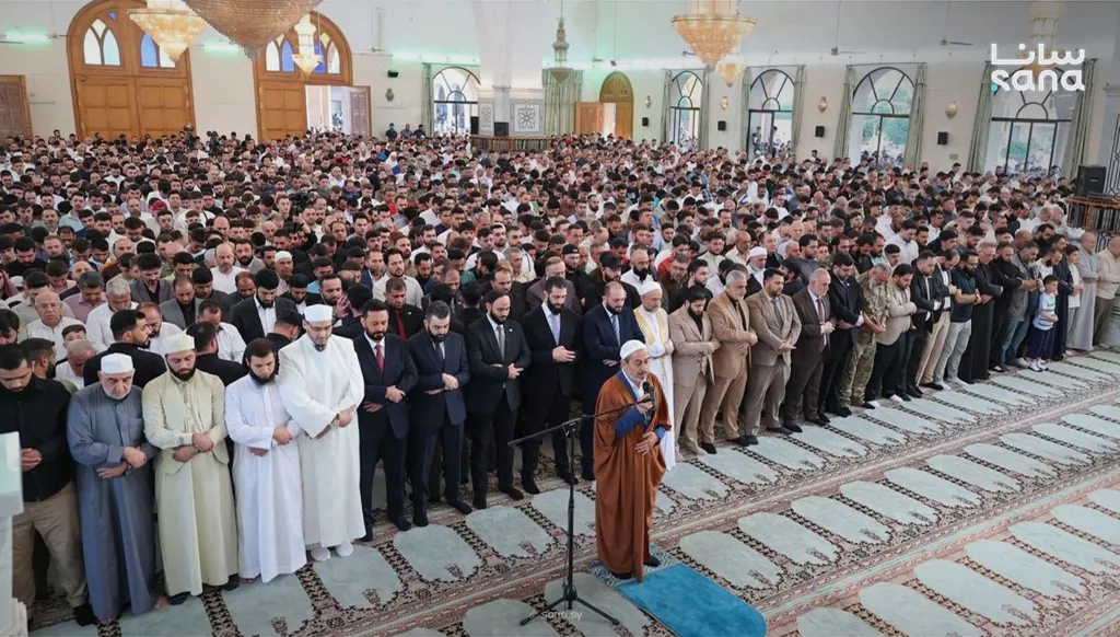 لقطة من أداء الشرع صلاة عيد الأضحى في مسجد عبد الله بن عباس بمدينة حلب (سانا).