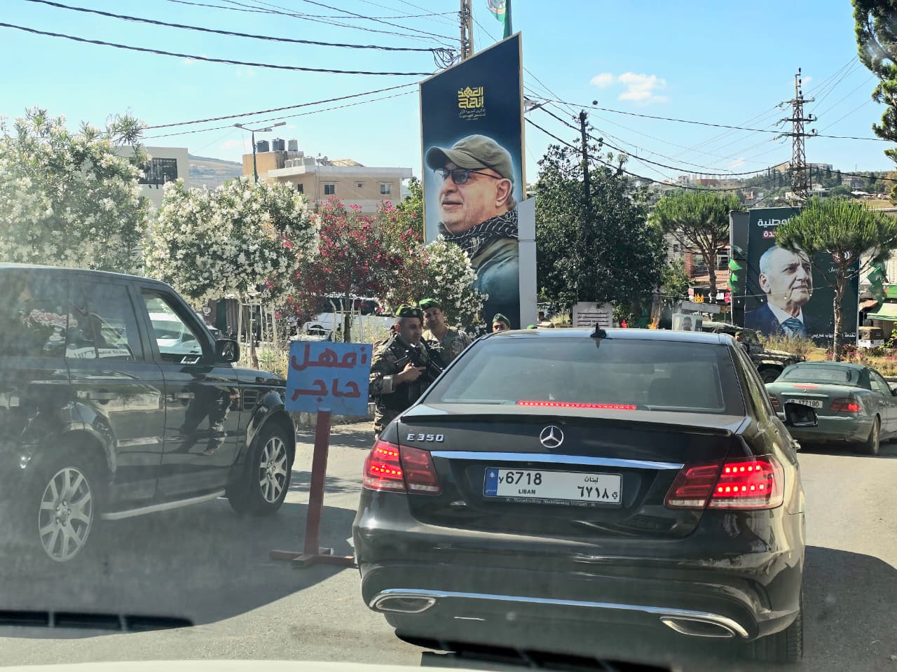 حاجز للجيش اللبناني عند دوار كفررمان بقضاء النبطية وسط عودة محدودة للنازحين إلى قرى النبطية (أحمد منتش)