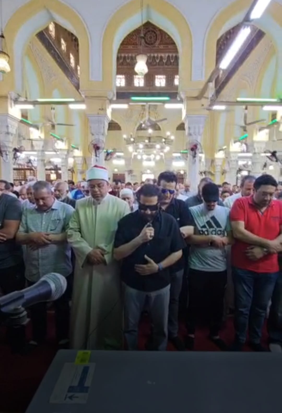 أحمد حلمي في جنازة والدته (إكس).