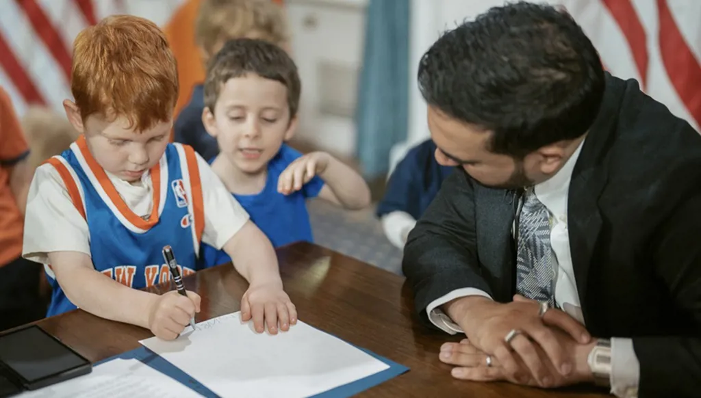 عمدة نيويورك زهران ممداني يخفف قيود النوم للأطفال لمتابعة نهائيات NBA