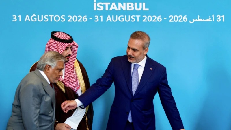 هاكان فيدان وخالد بن سلمان آل سعود وإسحاق دار (رويترز)