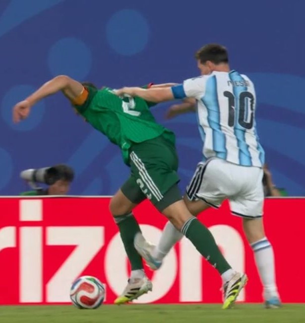هل يستحق ميسي الطرد؟ (إكس)