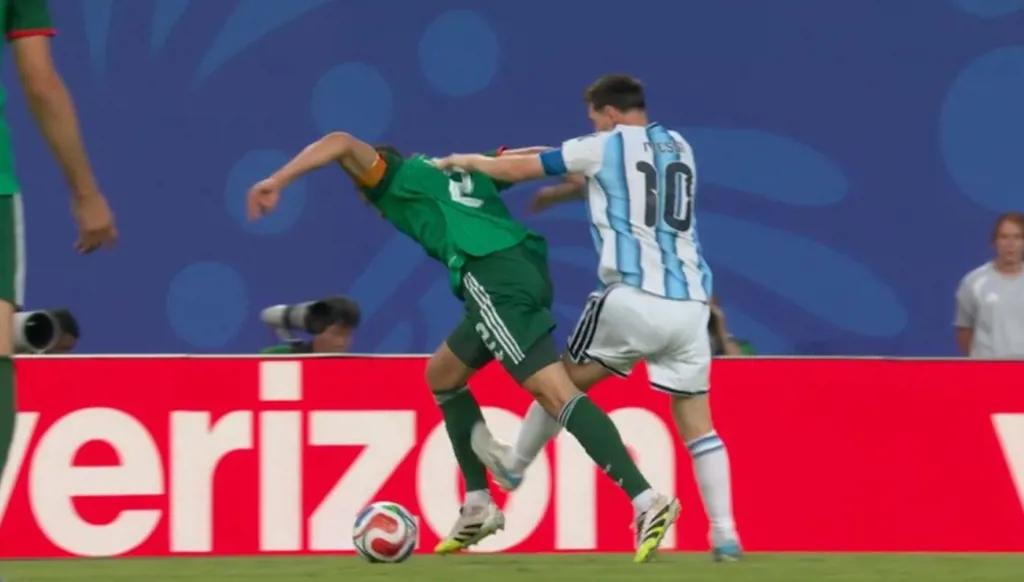 هل يستحق ميسي الطرد أمام الجزائر في كأس العالم 2026؟ (فيديو)