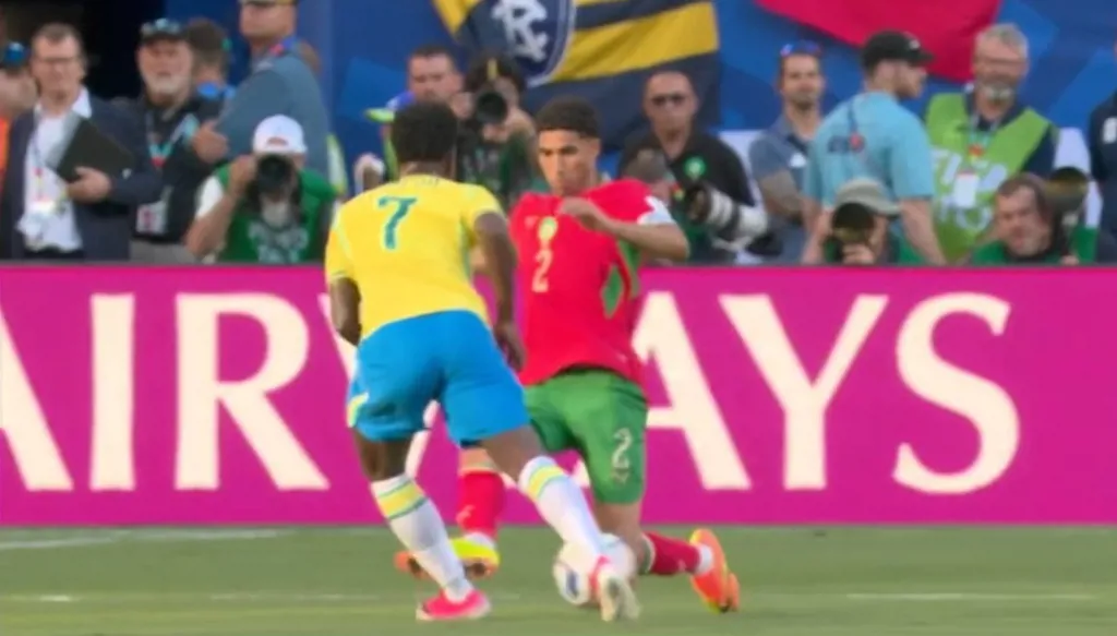 المغربي أشرف حكيمي ينجو من الطرد أمام البرازيل في كأس العالم 2026 (صور)