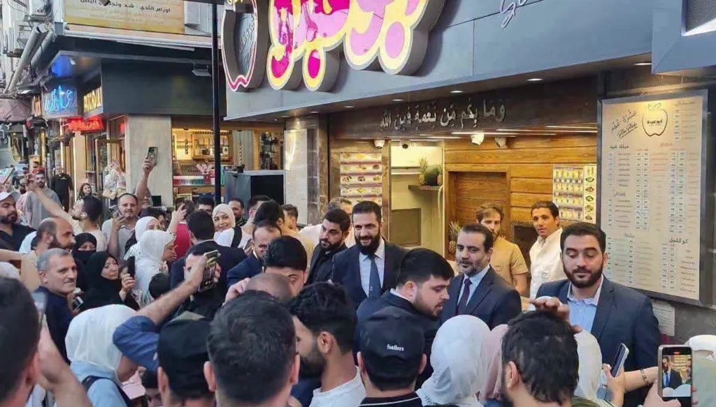 أحمد الشرع يتجول في شوارع دمشق (فيديو)