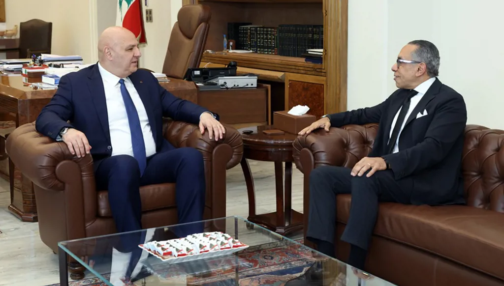 السفير المصري بعد لقائه عون: مصر تدعم خيار الدولة في لبنان