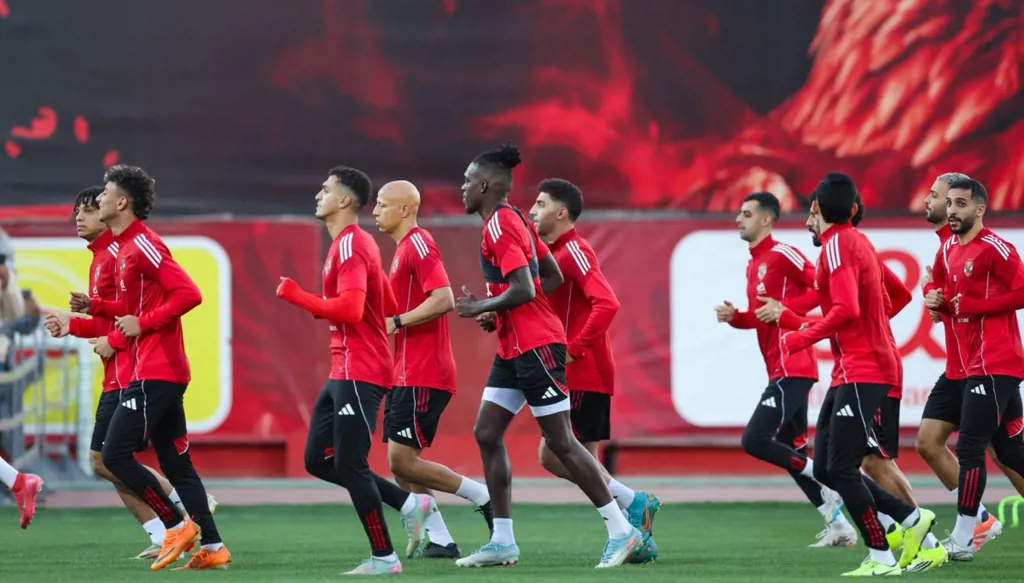 هل يسير الأهلي "طواعية" على درب الزمالك؟