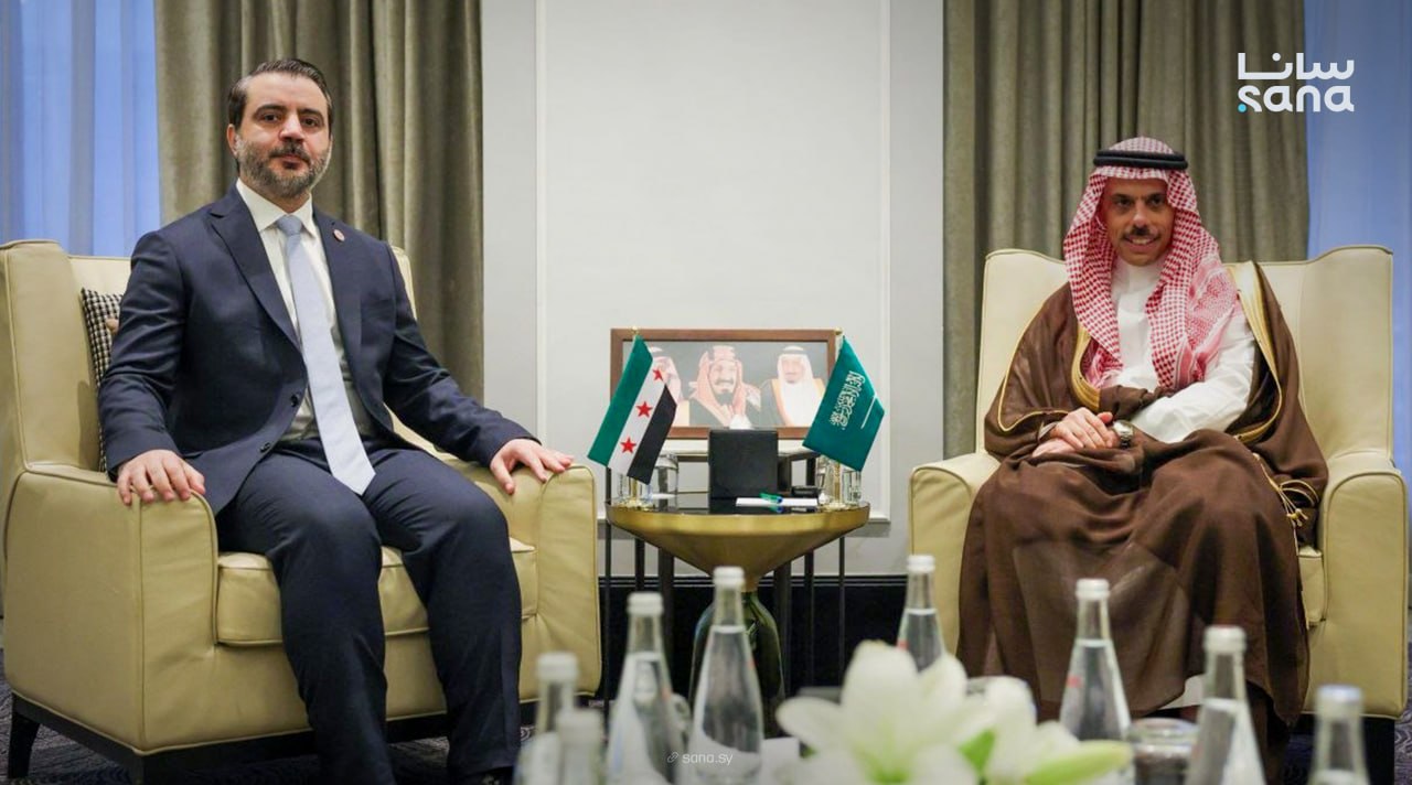 وزير الخارجية والمغتربين السوري أسعد الشيباني مع نظيره السعودي الأمير فيصل بن فرحان (سانا)