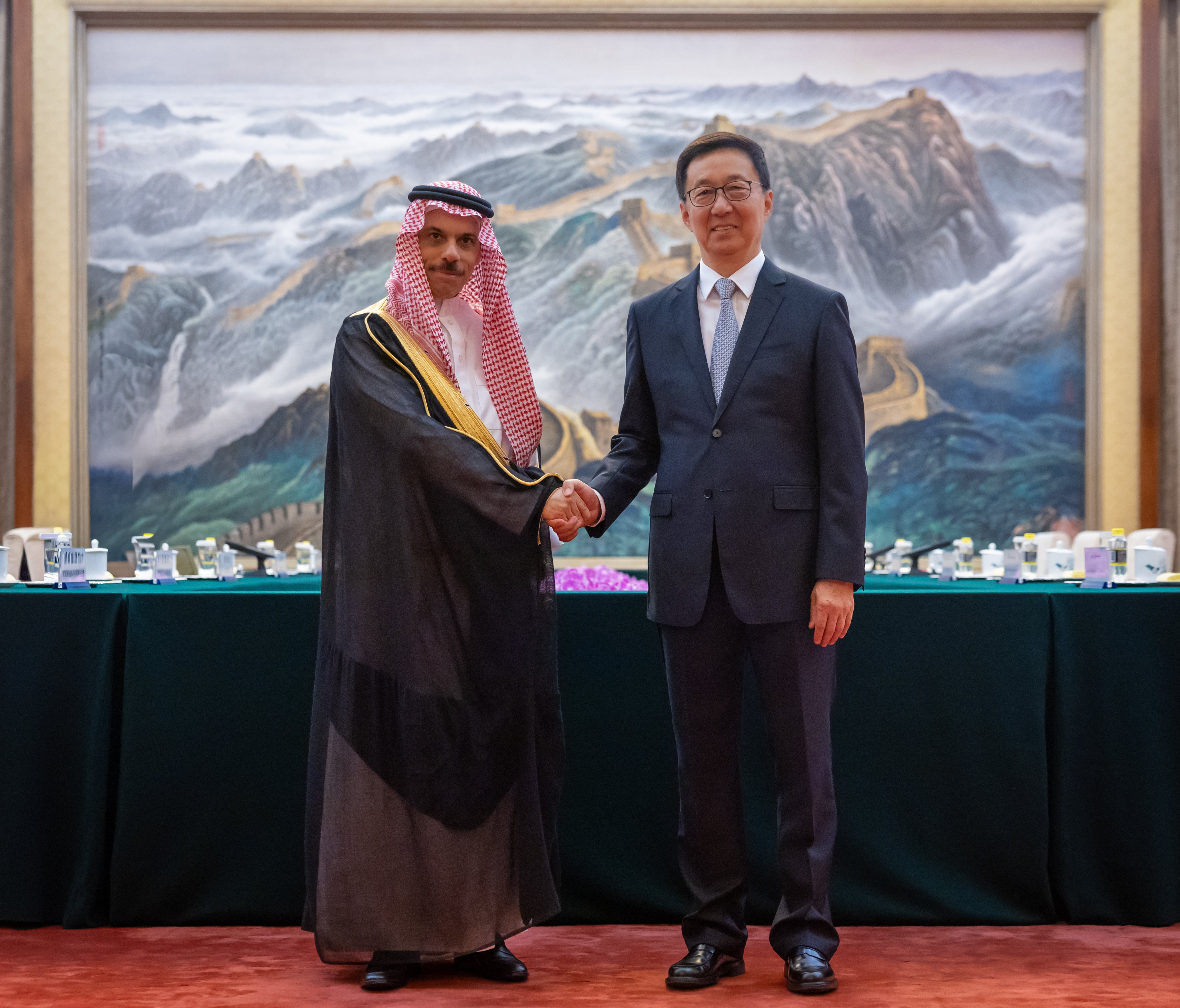 نائب رئيس جمهورية الصين الشعبية هان تشنغ (يمين) ووزير الخارجية السعودي الأمير فيصل بن فرحان (وزارة الخارجية)