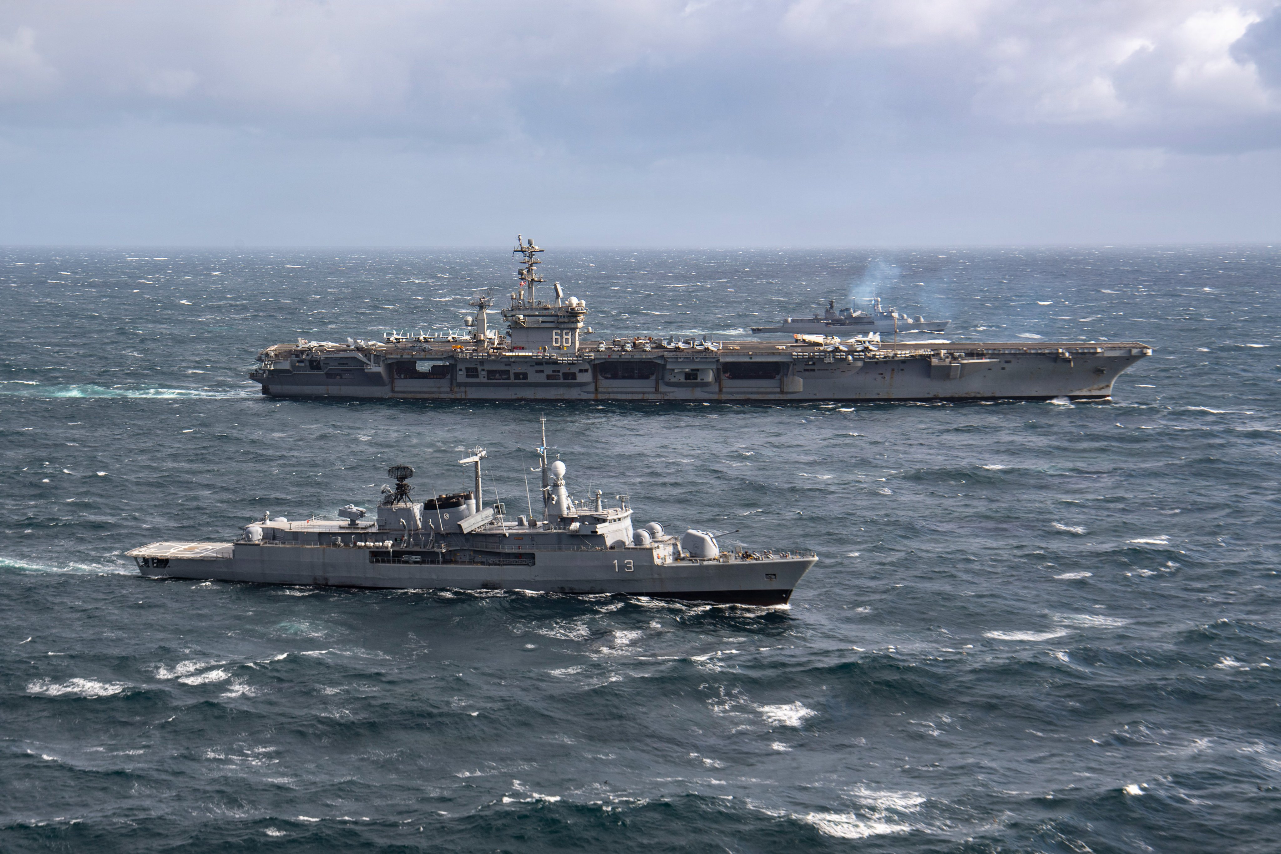 حاملة الطائرات الأميركية نيميتز CVN 68 والمدمرة الأميركية غريدلي DDG 101 (ساوثكوم)