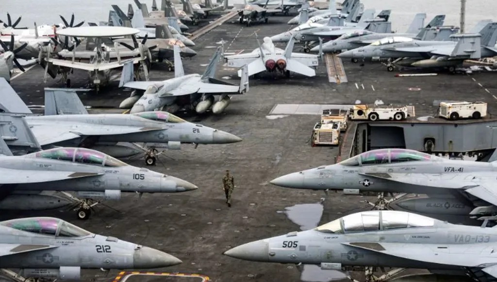 حاملة الطائرات يو إس إس ابراهام لينكولن ومجموعتها الهجومية، بما في ذلك المدمرات وطائرات F-35 ومقاتلات نفاثة أخرى (وكالات)
