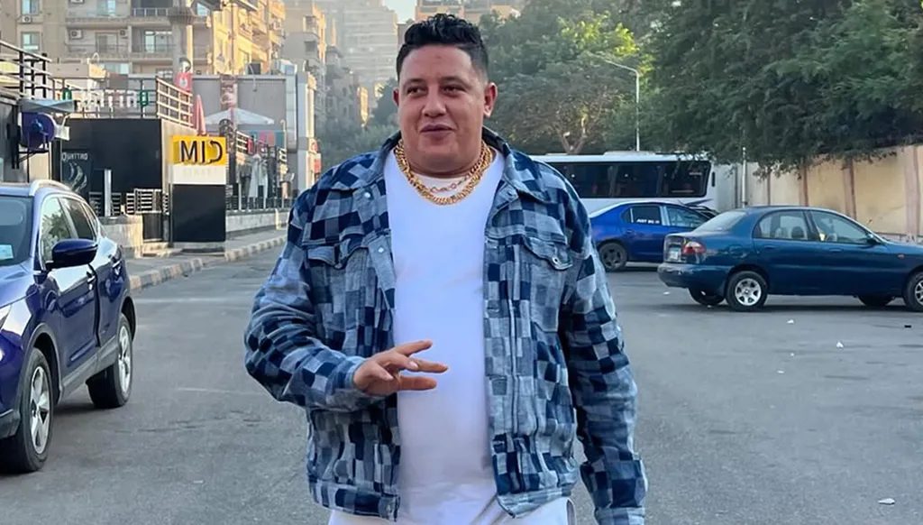 حمو بيكا يسقط أرضاً في جنازة والده... عزاء بلمسة سينمائية!