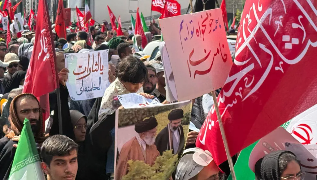  انطلاق موكب جنازة خامنئي في طهران (تسنيم).