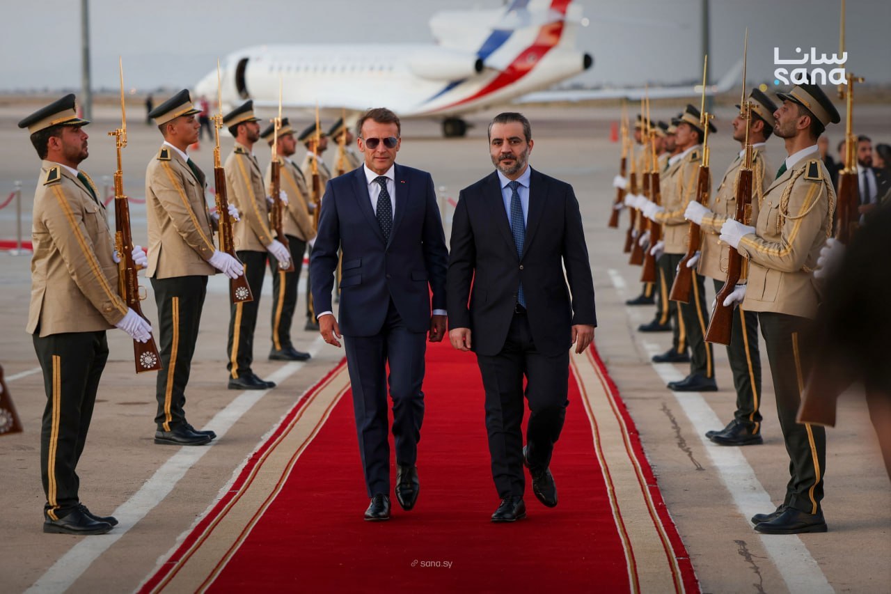 الشيباني لدى استقباله ماكرون في مطار دمشق الدولي (سانا)