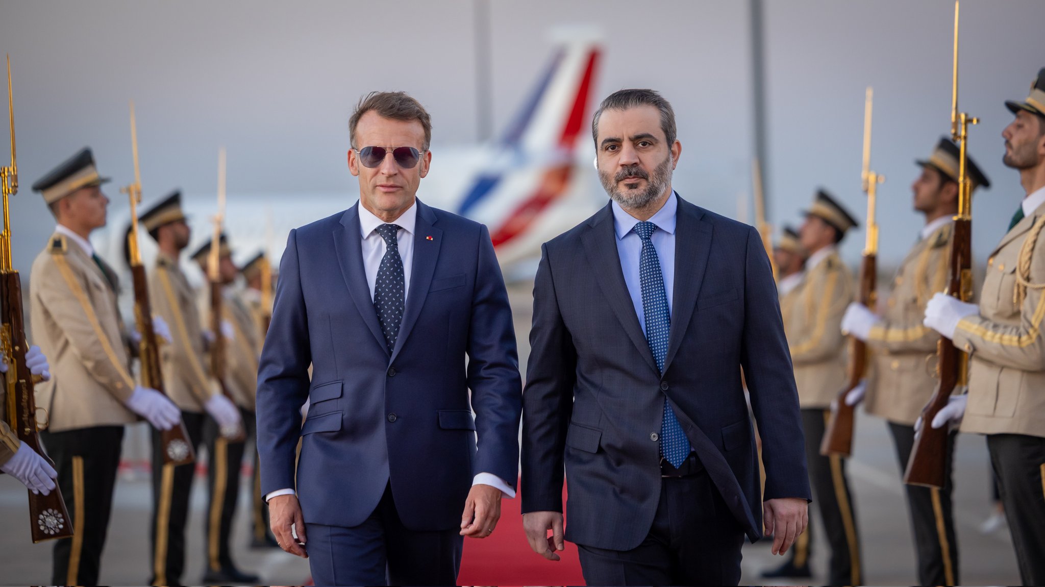 وزير الخارجية السوري أسعد الشيباني مستقبلاً الرئيس الفرنسي إيمانويل ماكرون في مطار دمشق الدولي. (الخارجية السورية)