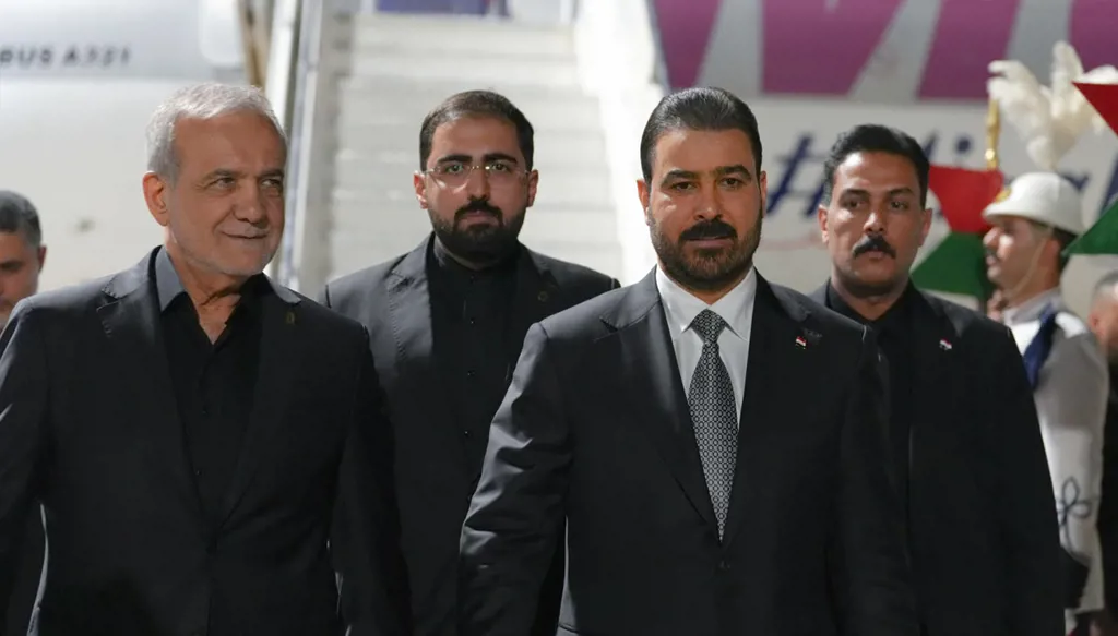 جثمان خامنئي يصل إلى النجف تمهيداً لمراسم تشييعه في العراق (فيديو)