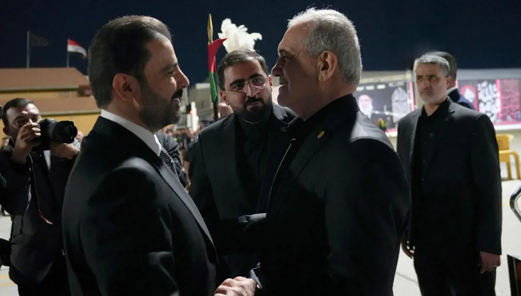 رئيس الوزراء العراقي علي الزيدي يستقبل الرئيس الإيراني مسعود بزشكيان في مطار النجف، قبيل مراسم تشييع المرشد الإيراني علي خامنئي. (أ ف ب)