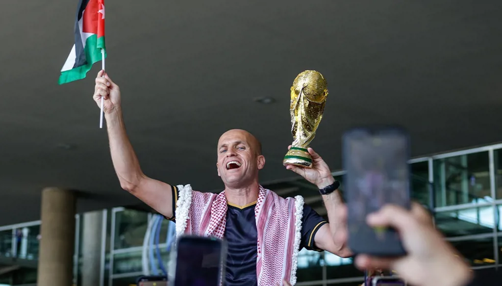 استقبال حافل للحكم الأردني أدهم مخادمة بعد مشاركته في كأس العالم 2026 (فيديو وصور)