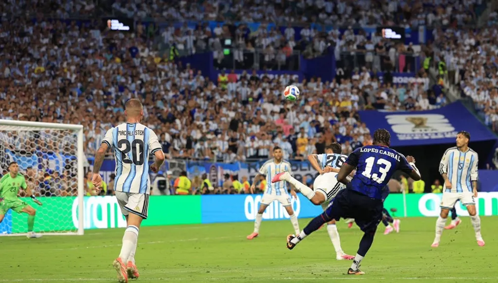 هدف كابرال أمام الأرجنتين يحصد جائزة الأفضل في كأس العالم 2026 (فيديو)