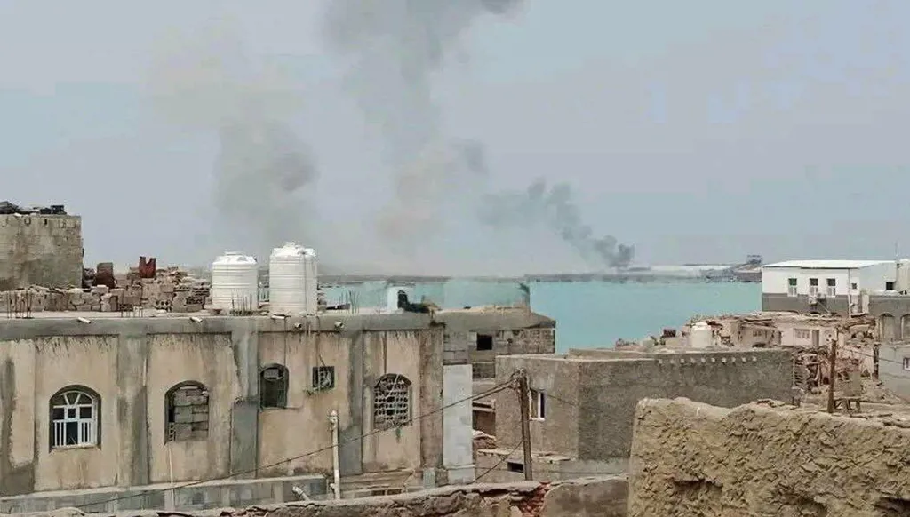 الحوثيون في اليمن يُعلنون استهداف منطقة المخا (فيديو)