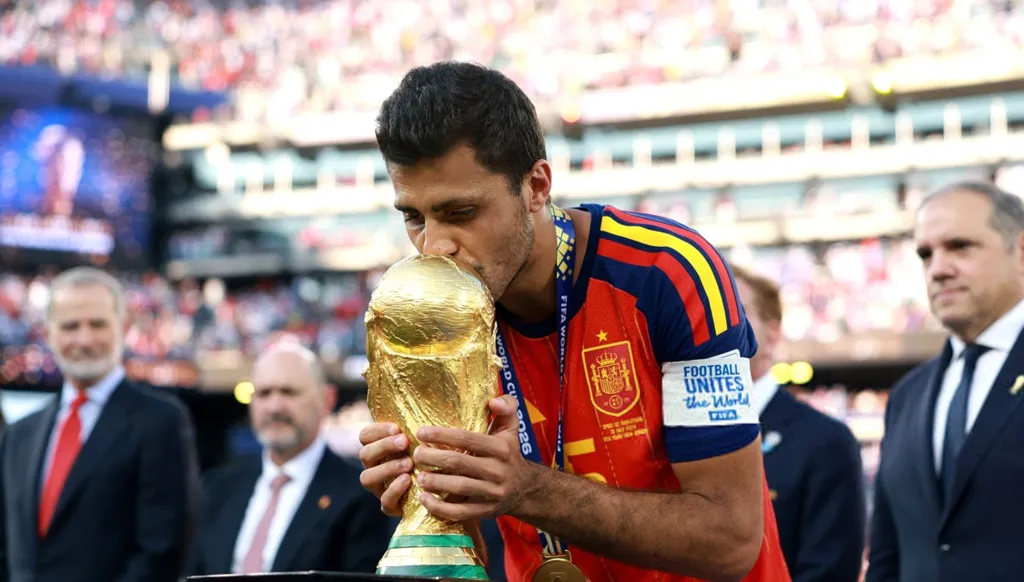 رودري يطرق باب برشلونة بطلب خاص من فيرمين لوبيز
