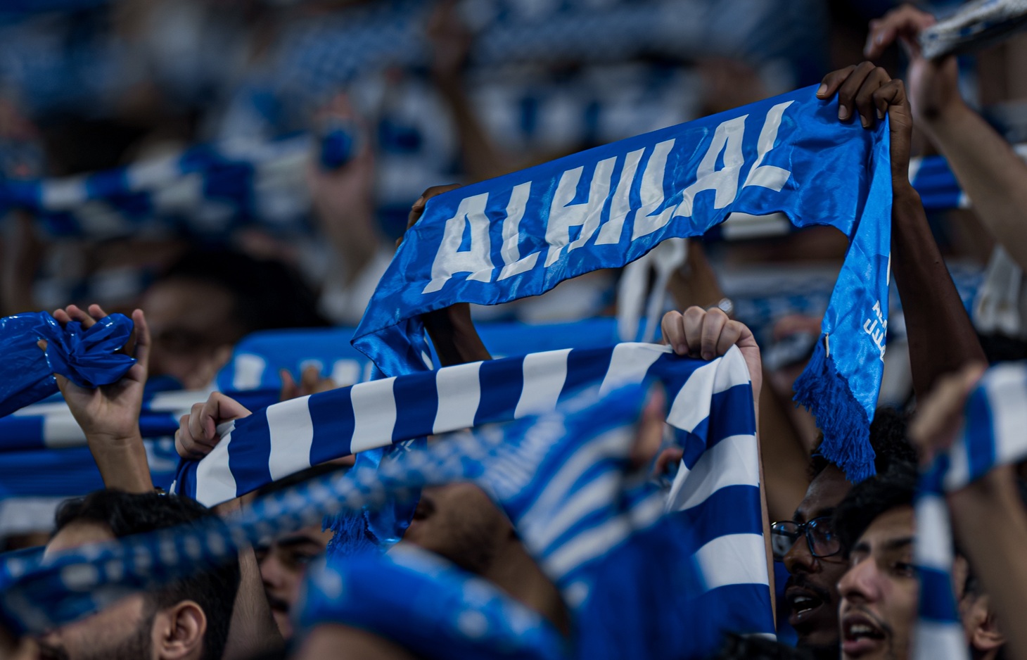 جمهور الهلال في المدرجات خلال المباراة أمام الفيصلي. (وكالات)