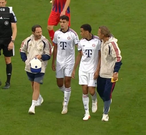 موسيالا يغادر أرض الملعب. (إكس)