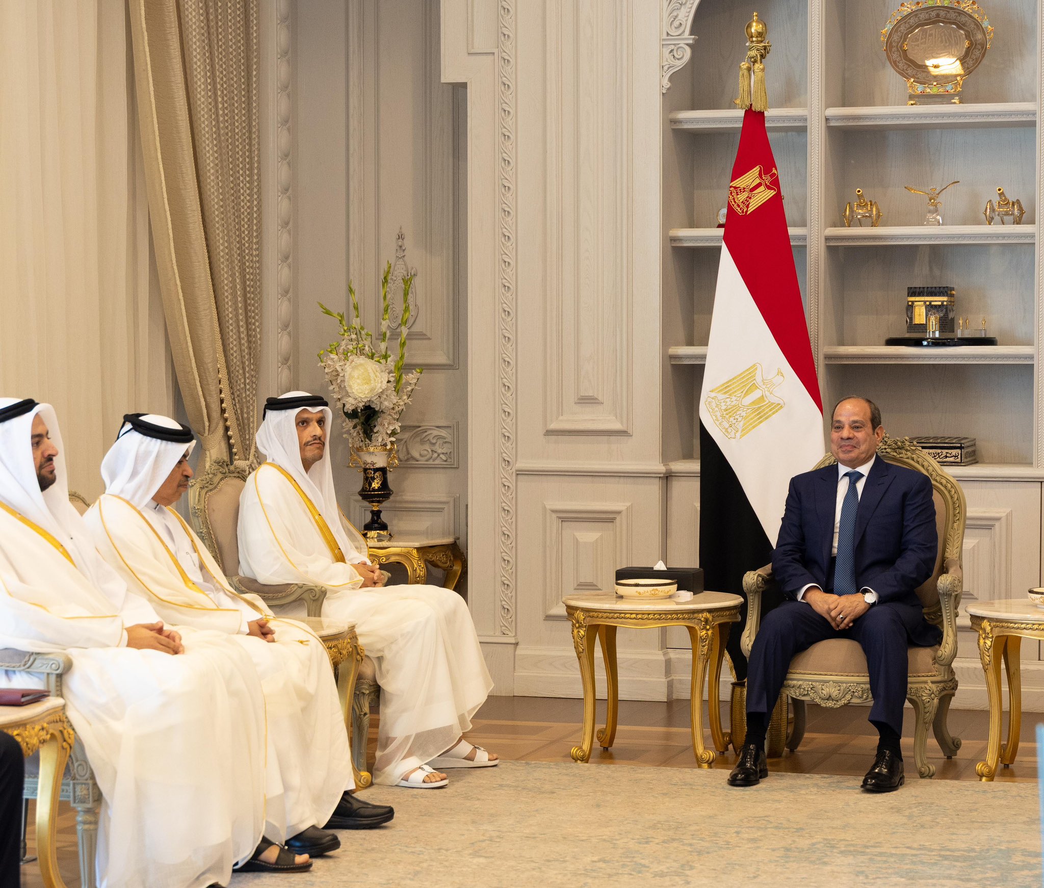 الرئيس المصري مستقبلاً وزير الخارجية القطري (الخارجية القطرية)