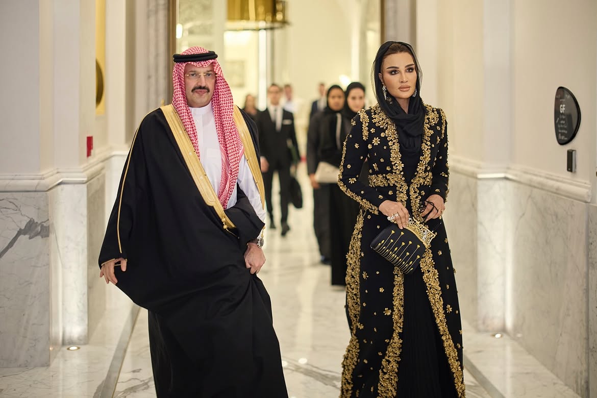 الشيخة موزة تختار حقيبة كارتييه الشبكية بزخارف زهور اللوتس (انستغرام)