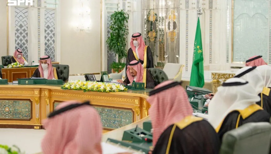 السعودية تُشدّد على إبقاء مضيقي هرمز وباب المندب مفتوحين وآمنين