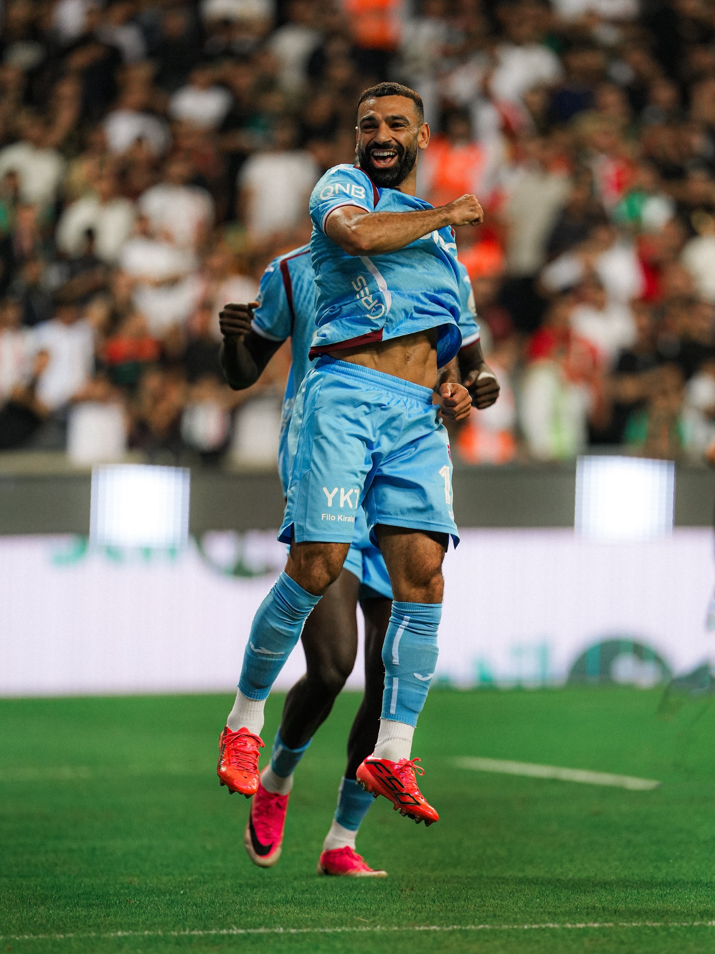 محمد صلاح بعد تسجيله هدفاً في مرمى آميد سبور. (إكس)