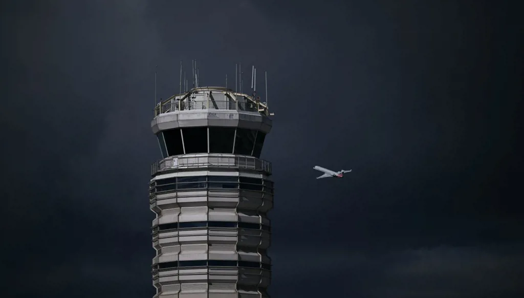 تصعيد أمني يشلّ الملاحة الجوية في الشرق الأوسط ويُربك جداول الرحلات الدولية